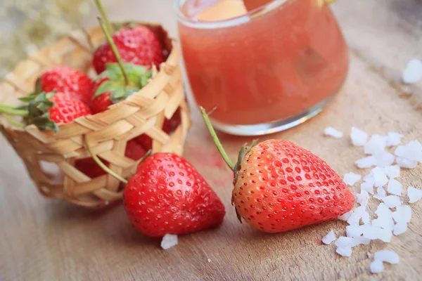 Fresa fresca con jugo —  Fotos de Stock