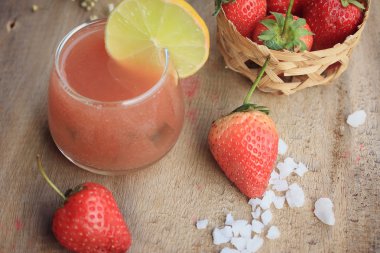 taze çilek suyu ile