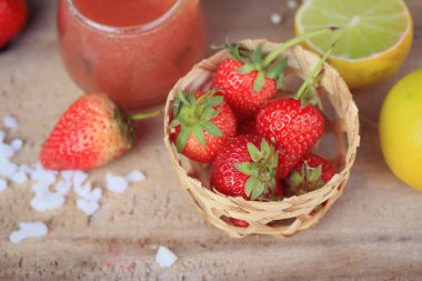 taze çilek suyu ile