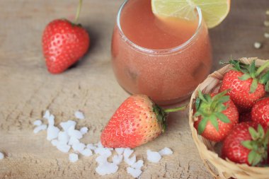 taze çilek suyu ile