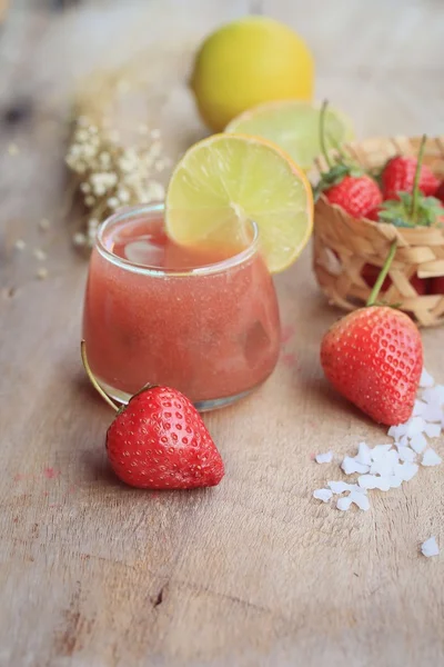 Fraise fraîche avec jus — Photo