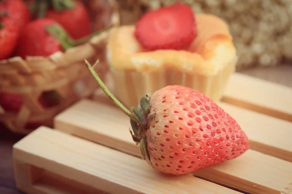 Pastel con fresa fresca — Foto de Stock