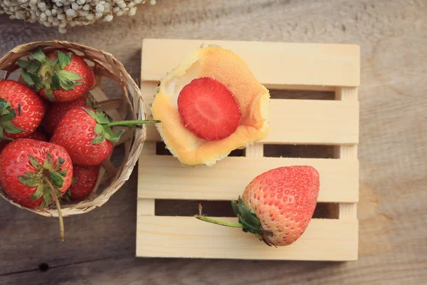 Pastel con fresa fresca — Foto de Stock