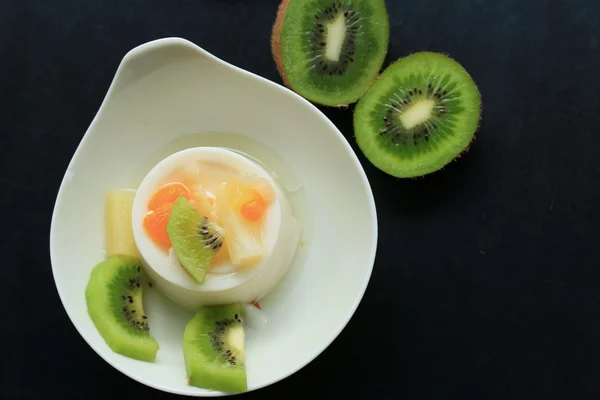 Tasty kiwi fruit pudding Royalty Free Stock Images