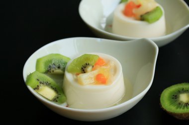 lezzetli kivi meyve puding