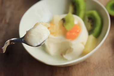 lezzetli kivi meyve puding