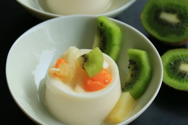 Smakelijke kiwi fruit pudding — Stockfoto