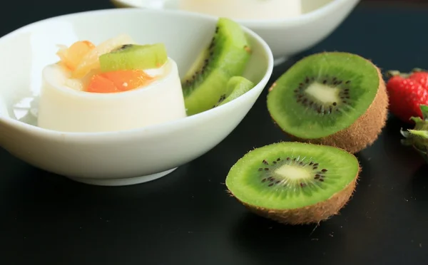 Välsmakande kiwi frukt pudding — Stockfoto