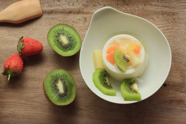 Lezzetli kivi meyve puding — Stok fotoğraf