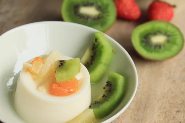 Saboroso pudim de frutas kiwi — Fotografia de Stock