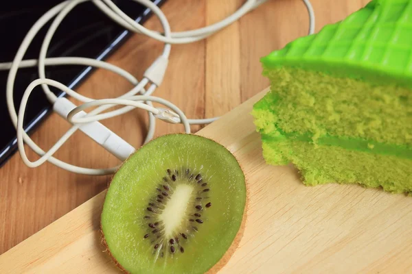 Tort kiwi cu smartphone — Fotografie, imagine de stoc