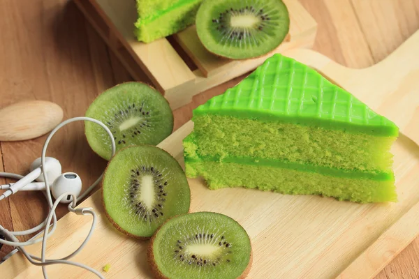 Tort kiwi cu smartphone — Fotografie, imagine de stoc