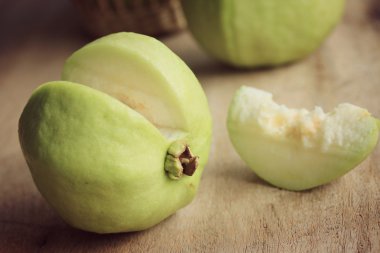 Guava meyve üzerinde ahşap