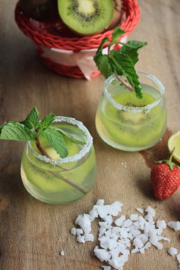 Kivi tuz ile kokteyl