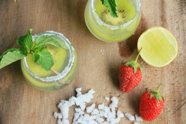 Kivi tuz ile kokteyl