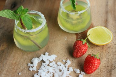 Kivi tuz ile kokteyl