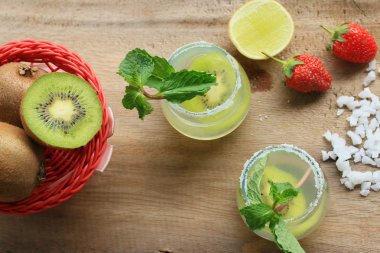 Kivi tuz ile kokteyl