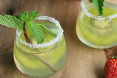 Kivi tuz ile kokteyl