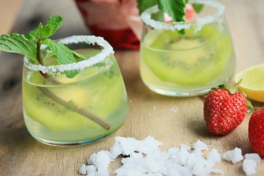 Kivi tuz ile kokteyl