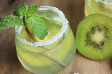 Kivi tuz ile kokteyl