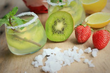 Kivi tuz ile kokteyl