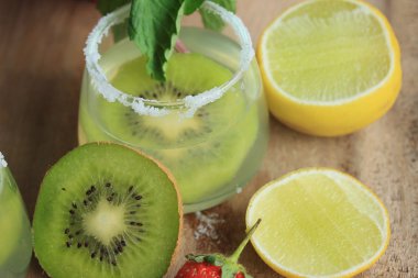 Kivi tuz ile kokteyl