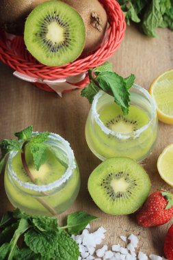 Kivi tuz ile kokteyl