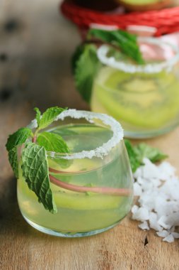 Kivi tuz ile kokteyl