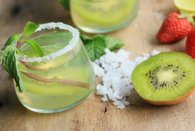 Kivi tuz ile kokteyl