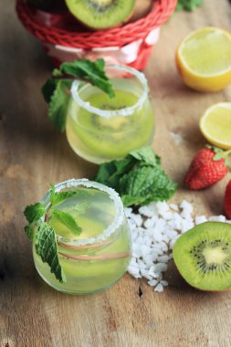 Kivi tuz ile kokteyl