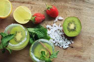 Kivi tuz ile kokteyl