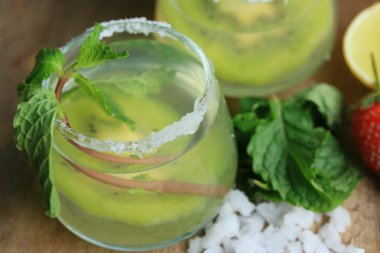 Kivi tuz ile kokteyl