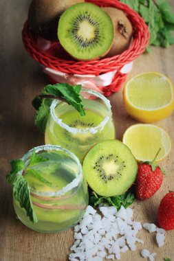 Kivi tuz ile kokteyl