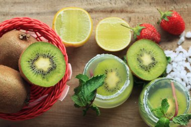 Kivi tuz ile kokteyl