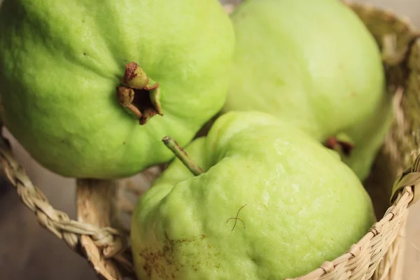 Guava ovoce na dřevěné — Stock fotografie