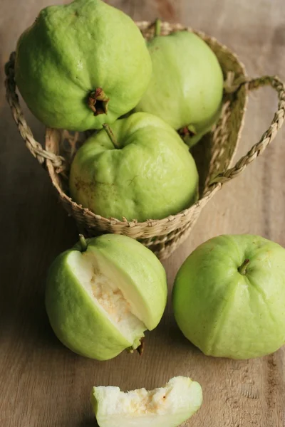 Fruta de guayaba sobre madera — Foto de Stock