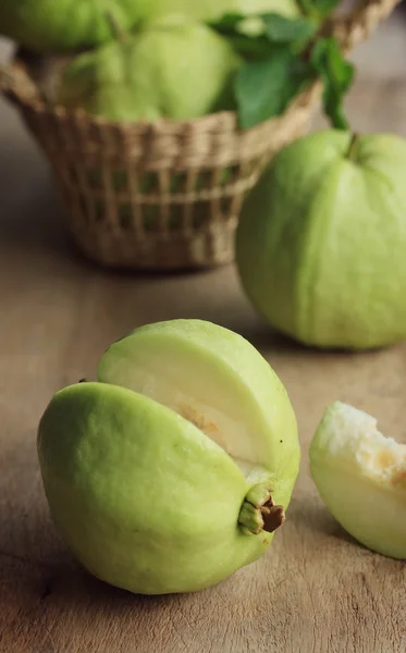 Guava frukt på trä — Stockfoto