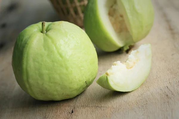 Guaven-Frucht auf Holz — Stockfoto