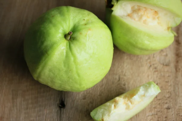Guaven-Frucht auf Holz — Stockfoto