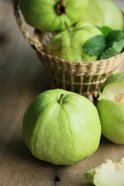 Guava ovoce na dřevěné — Stock fotografie