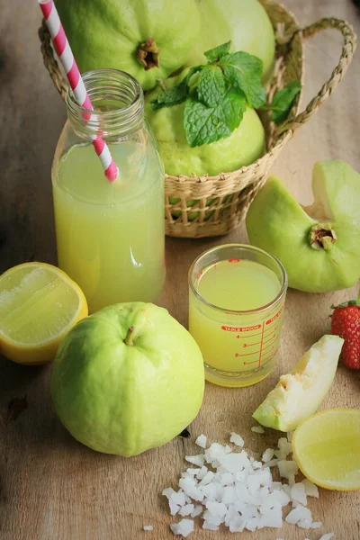 Frischer Guaven-Fruchtsaft — Stockfoto