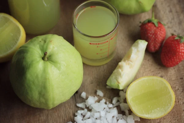 Taze guava meyve suyu — Stok fotoğraf