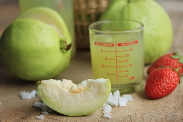 Frischer Guaven-Fruchtsaft — Stockfoto