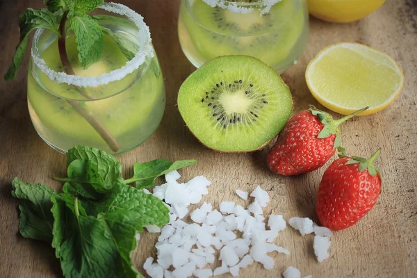 Kivi tuz ile kokteyl