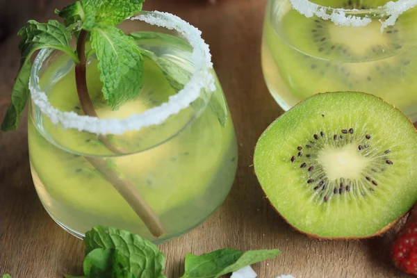 Kivi tuz ile kokteyl