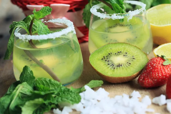 Kiwi cocktail with salt — Stock Photo, Image