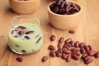 soya sütü kırmızı fasulye