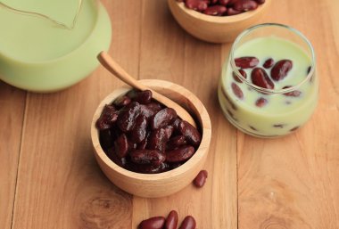 soya sütü kırmızı fasulye