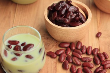 soya sütü kırmızı fasulye