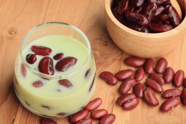 soya sütü kırmızı fasulye